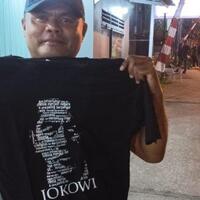 pak-jokowi-suka-bagi-bagi-kaos-saat-kunjungan-emang-berapaan-harga-kaos-sekarang