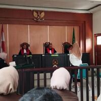 suguhkan-kopi-sianida-untuk-tetangga-ayuk-findi-antika-divonis-18-tahun-penjara