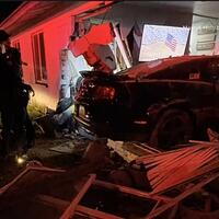 pengemudi-diduga-mabuk-ford-mustang-tabrak-rumah-warga