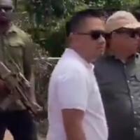 viral-sosok-haji-isam-dikawal-oleh-wna-dengan-senjata-laras-panjang