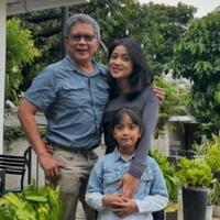 salsabila-syaira-pamer-foto-saling-rangkul-dengan-rocky-gerung-banjir-dukungan