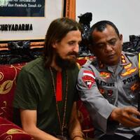 selamat-pilot-selandia-baru-berhasil-dibebaskan-ini-tampangnya-sekarang-gansist