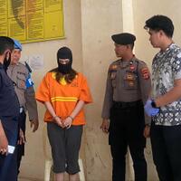 polisi-tangkap-ibu-muda-di-balikpapan-promosi-judi-online-dan-live-streaming-tanpa-busana