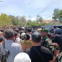 warga-tumpah-ruah-di-jalan-sambut-kedatangan-jokowi-di-kabupaten-ttu