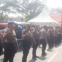9-warga-diberhentikan-bekerja-ratusan-warga-rw-01-pejuang-lakukan-aksi