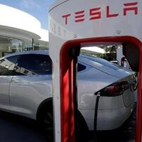 mobil-listrik-tesla-terbakar-4-orang-tewas