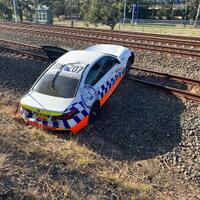 you-can-t-park-there--mobil-bmw-polisi-australia-nyangkut-di-rel-kereta-kok-bisa
