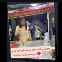 sudah-jadi-wakil-presiden-beredar-foto-gibran-jajan-telur-gulung-bareng-selvi