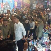 gibran-ajak-keluarga-bermalam-minggu-di-gatsu-solo-bagikan-amplop-ke-pedagang