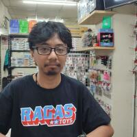 pedagang-tamiya-di-blok-m-square-pekerja-kantoran-banyak-main-di-sini