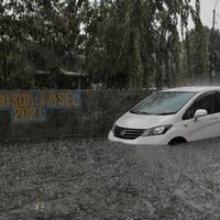 hujan-deras-guyur-jakarta-hingga-tangsel-sejumlah-titik-banjir
