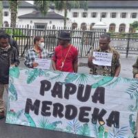 kok-bisa-orang-bebas-bentangkan-spanduk-papua-merdeka-di-depan-gedung-sate