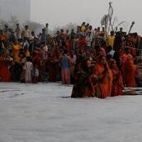 ribuan-warga-india-ritual-suci-di-sungai-penuh-limbah-beracun