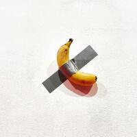 karya--pisang-yang-dilakban--di-dinding-laku-rp-995-m