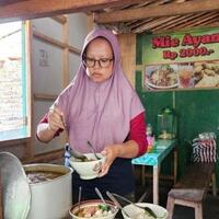 ngatiem-jualan-mie-ayam-rp2000-seporsi-dapat-untung-200-ribu-sehari