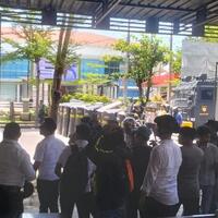 mahasiswa-papua-di-makassar-kembali-lempari-polisi-aparat-pasang-barikade