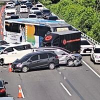 kecelakaan-beruntun-di-tol-dalam-kota-diduga-akibat-ulah-pengemudi-l300