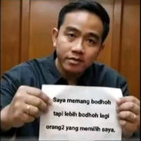 sama-sama-wapres-adab-gibran-salat-di-saf-dibandingkan-dengan-boediono-beda-kelas