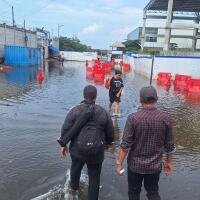 lelah-warga-muara-angke-hadapi-banjir-rob-quotgiant-sea-wallquot-jadi-harapan