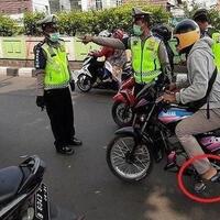 pengendara-motor-kaget-harus-bayar-tilang-rp125-juta-gara2-sim-dan-tak-pakai-helm
