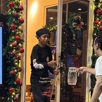 gagal-jadi-anggota-dpr-dede-sunandar-dikabarkan-jadi-pelayan-kafe-di-pik