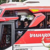 hasto-kristiyanto-dan-rombongan-ke-kpk-naik-bus-didampingi-1000-pengacara