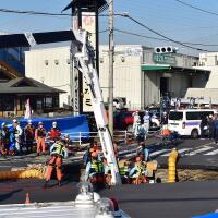 sinkhole-di-jepang-telan-sopir-dan-truk-24-jam-belum-keluar-lubang