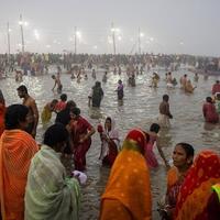 sungai-tempat-festival-mandi-terbesar-di-india-dipenuhi-sampah-tai