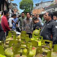 gibran-cek-pangkalan-gas-3-kg-di-menteng-bu-kalau-ada-apa-apa-kabarin