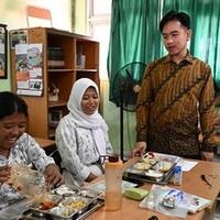 tinjau-makan-bergizi-gratis-di-sma-jakut-gibran-bagikan-skincare