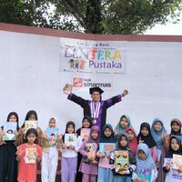 menjajal-toga-wisuda-doktor-di-taman-bacaan