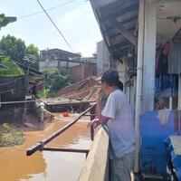 potret-terkini-banjir-di-pejaten-jaksel-air-hampir-setinggi-ata