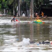 beredar-video-warga-dinarasikan-jebol-tembok-perumahan-galaxy-saat-banjir-bekasi