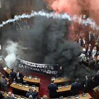 ramai-parlemen-serbia-didemo-pakai-flare-apa-sebabnya