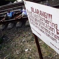 hampir-saja-seorang-pria-di-peru-terlindas-kereta-api-ajaibnya-selamat