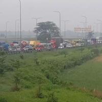 ribuan-kendaraan-pemudik-antre-1-km-di-gerbang-tol-gara-gara-saldo-e-toll-habis
