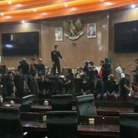 puluhan-orang-tidak-dikenal-obrak-abrik-kantor-dprd-kota-bekasi