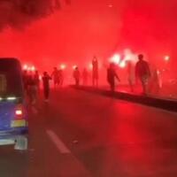 aksi-bocah-nyalakan-flare-dan-petasan-di-tengah-jalan-pondok-ungu