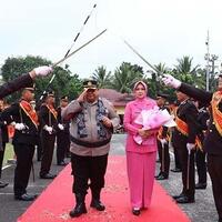 upacara-pedang-pora-sambut-kedatangan-akbp-sarwo-edi