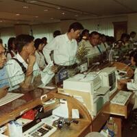 fomo-emas-antrean-butik-antam-luber-hingga-ke-parkiran