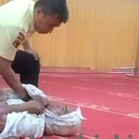 pria-di-mataram-masuk-masjid-pakai-mukena-langsung-di-smackdown-matt-hardy-deh