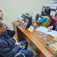 kamil-tampil-beda-saat-laporan-ke-bareskrim-polri-rambut-plontos-dan-sederhana