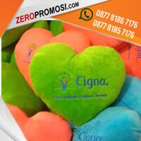 souvenir-eksklusif-bantal-bentuk-love--logo-bordir-pas-buat-branding-romantis