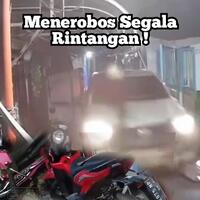menerobos-segala-rintangan--toyota-hilux-seruduk-24-sepeda-motor-dan-rumah-warga
