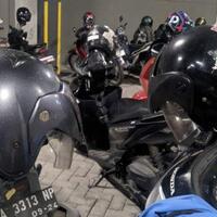 anabel-analisa-gembel-menaruh-helm-di-spion-kanan