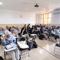 ketika-mahasiswa-sekelas-yang-tertunduk-sambil-memegang-kepalanya