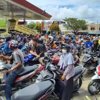 quotironi-balikpapan--kota-minyak-bbm-langka-warganya-antre-berjam-jamquot