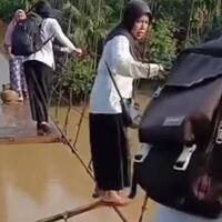 guru-sd-minta-maaf-usai-viralkan-jembatan-rusak
