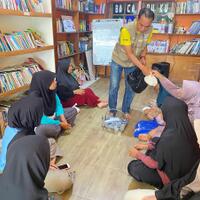 hadiah-seliter-beras-untuk-kaum-buta-aksara-di-bogor