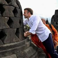kala-tangan-macron-menggapai-patung-buddha-di-stupa-candi-borobudur